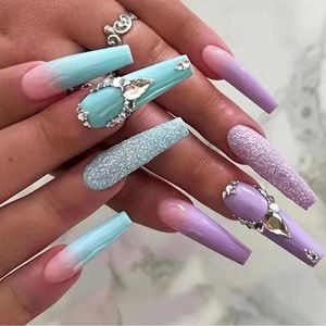 Super cute 24 piece press on nail set with bling